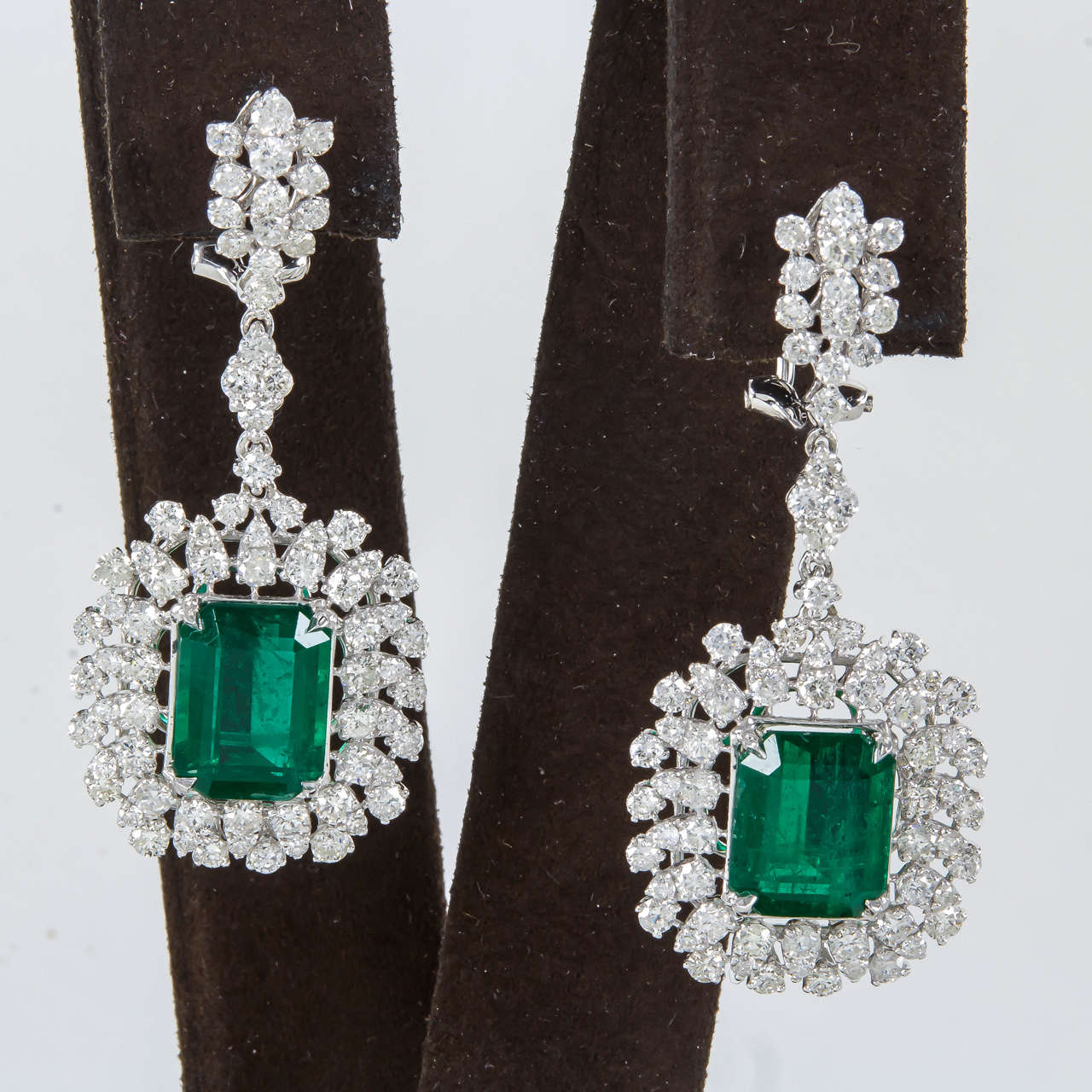 Emerald Diamond Gold Drop Earrings In New Condition In New York, NY